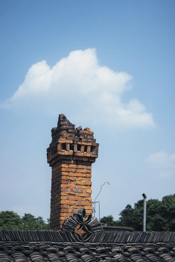 建筑顶部的一个烟囱 背景是天空
