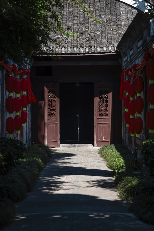 通往小楼入口的红灯笼之路