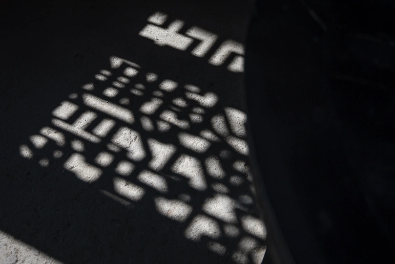 地板上的一把椅子在窗户前投射出阴影在墙上