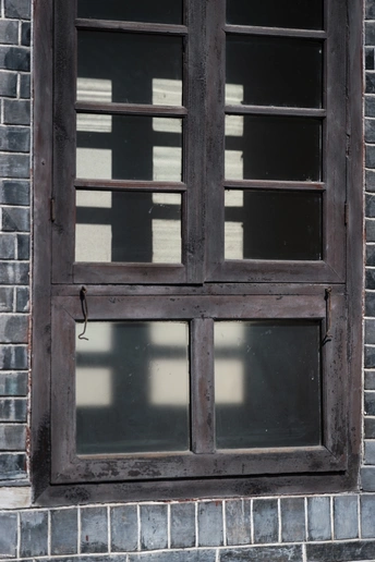 砖墙上的木窗