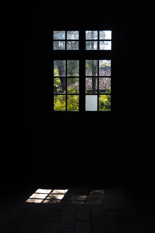 一个黑暗的房间 透过窗户有光线照射进来