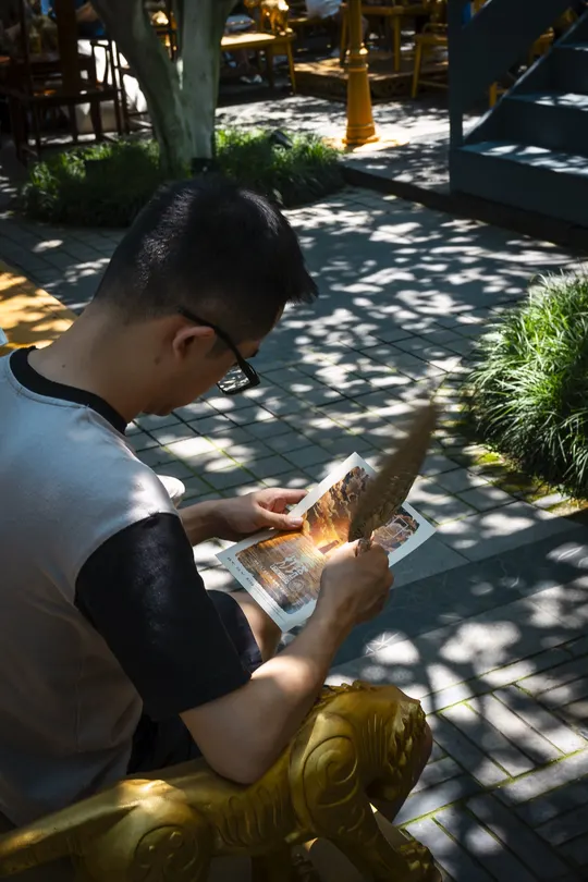 一个人坐在长凳上读书