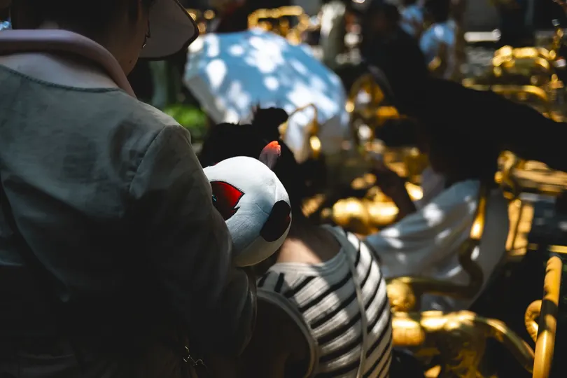 一个人骑摩托车在街上