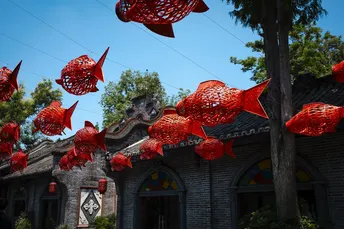 带有红色中国灯笼的房子