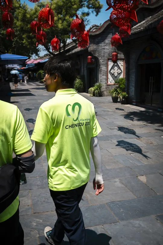 一些穿黄衬衫的男人正在走下街道。