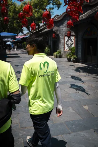 一些穿黄衬衫的男人正在走下街道。