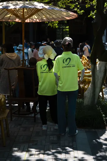 人群在人行道上站在伞下