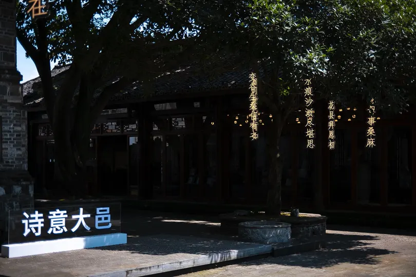 一个有长凳、树木和钟楼的公园