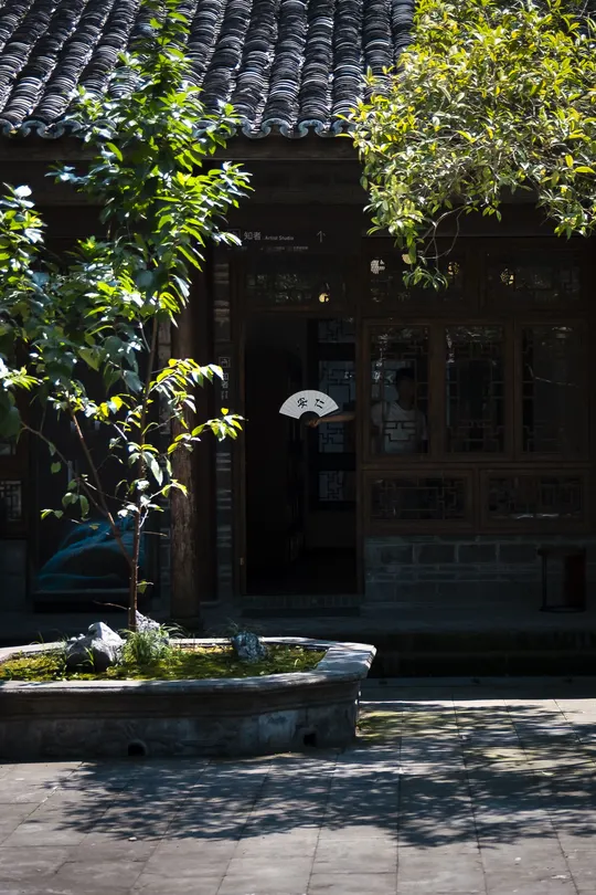 一个带小建筑和小伞的小院子