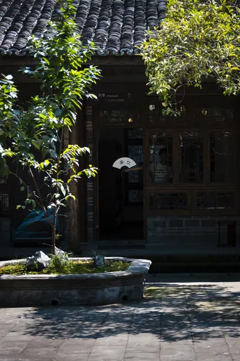 一个带小建筑和小伞的小院子