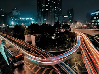 夜晚的城市 汽车和公交车的灯光