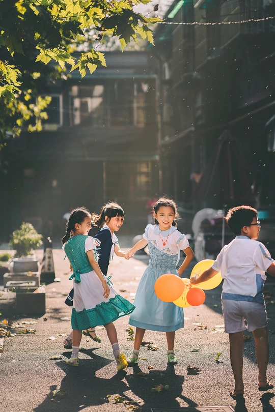街头小女孩手拉手玩气球