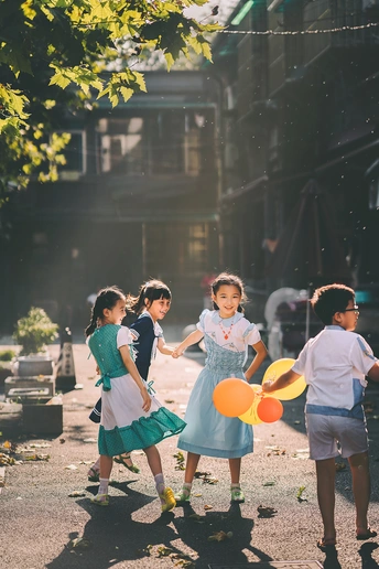 街头小女孩手拉手玩气球