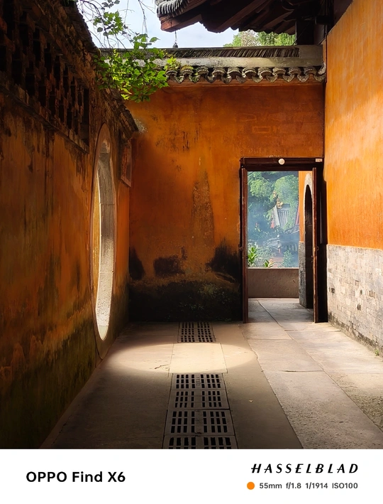 一条有门在墙上和建筑侧面有通道的巷子