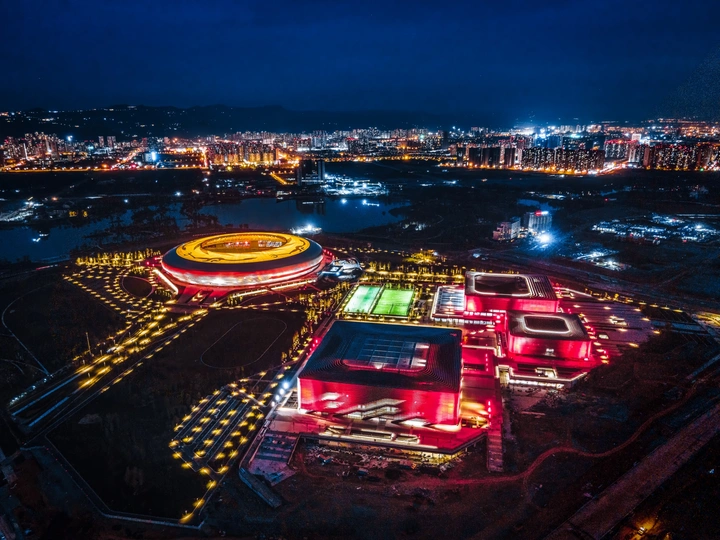 东安湖大运会主场馆夜景