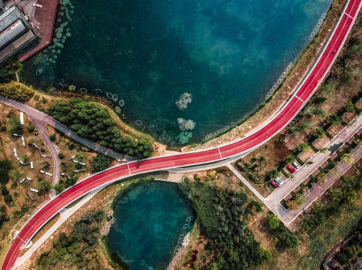 公路和湖泊的航拍照片