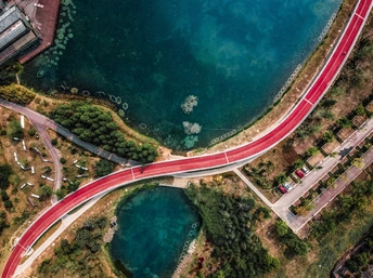 公路和湖泊的航拍照片