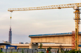 一座高楼旁有一台大型起重机的建筑工地