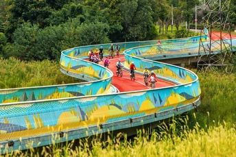 一群人在田野里骑着五颜六色的船