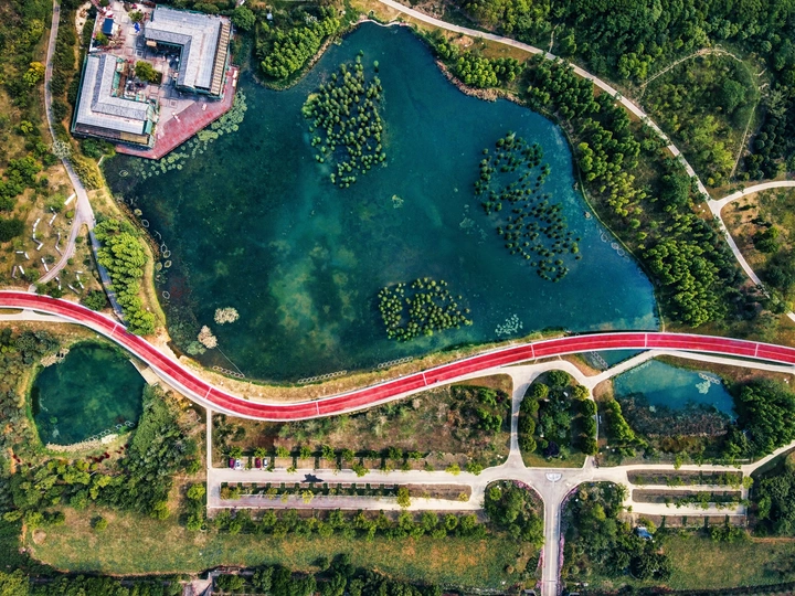 有道路、池塘和水的空中区域