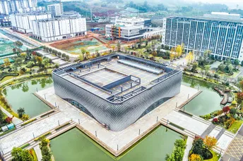 城市中的一栋大型建筑的 aerial view