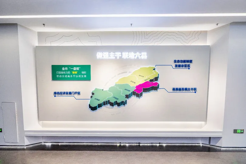 一面墙上有一幅大地图