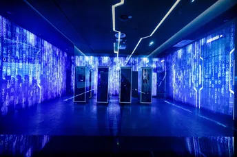 一个黑暗的房间 墙上挂着蓝色的灯