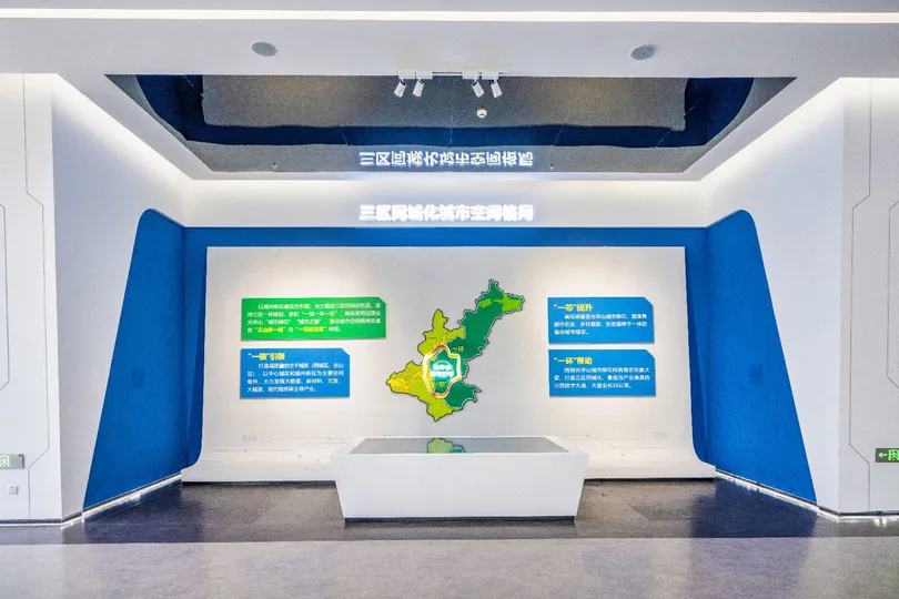 建筑中的一面蓝色和白色墙壁