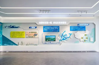 一个带有墙壁上有标志的房间