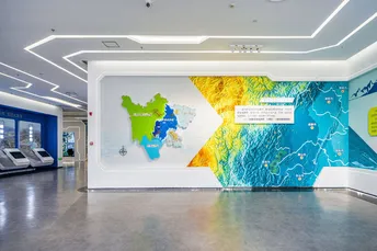 一个大房间 墙上有一幅世界地图的壁画。