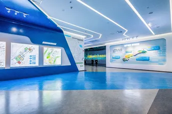 带有蓝色墙壁和地板到天花板的窗户的大型房间