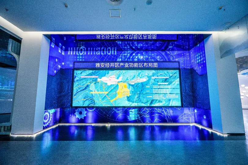 一个带有舞台和墙上的蓝色灯光的大房间