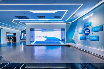 带有蓝色灯光的墙壁和地板的大型房间