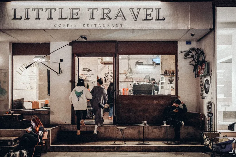 一群人在建筑物内部