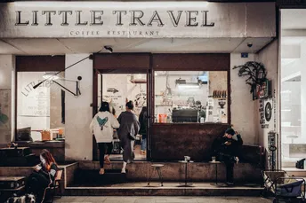 一群人在建筑物内部