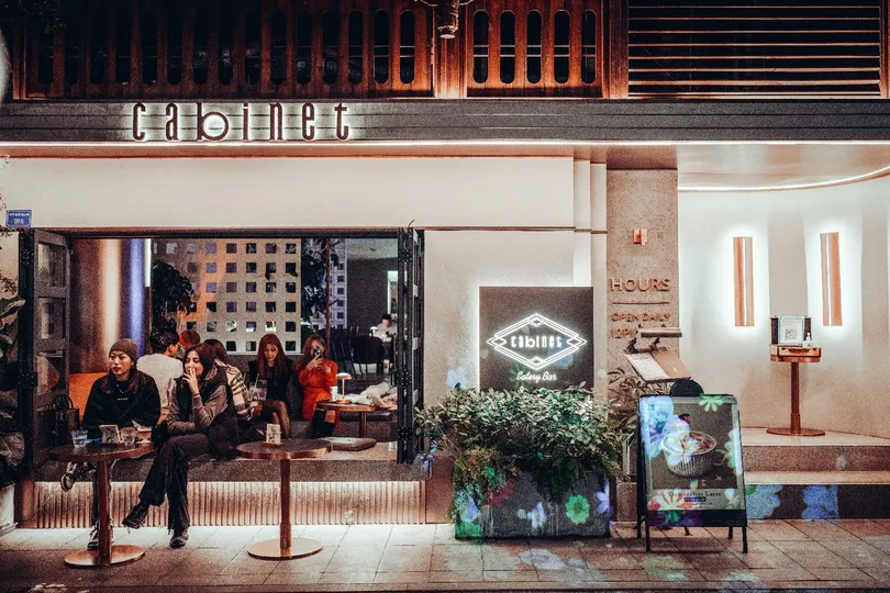 人们在商店外过夜