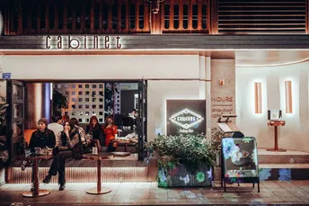 人们在商店外过夜