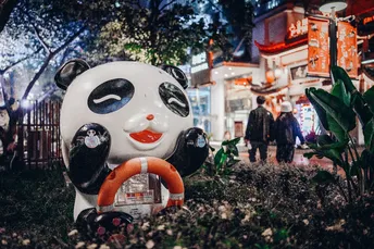 街边夜晚的一头牛雕像