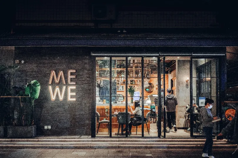 夜晚有店铺前的人行道
