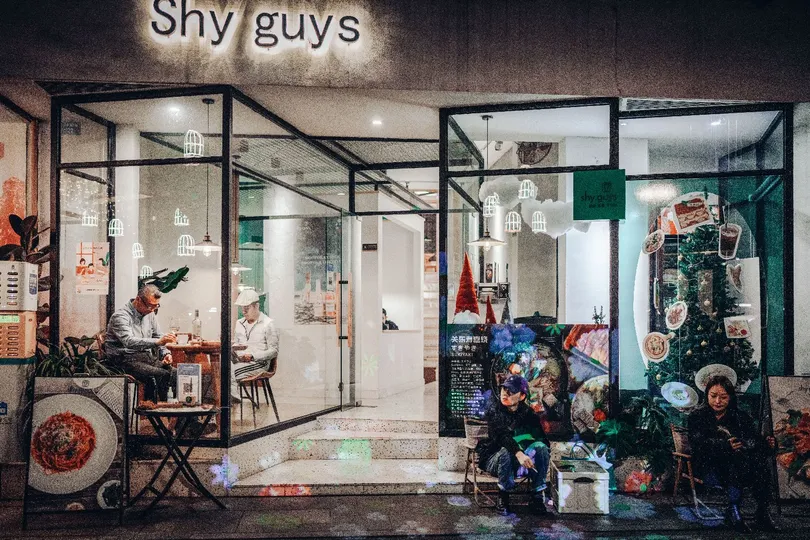 人们在商店外过夜