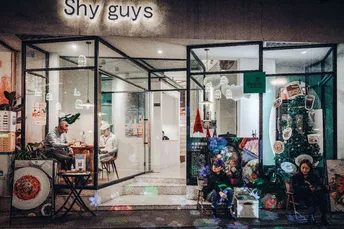 人们在商店外过夜