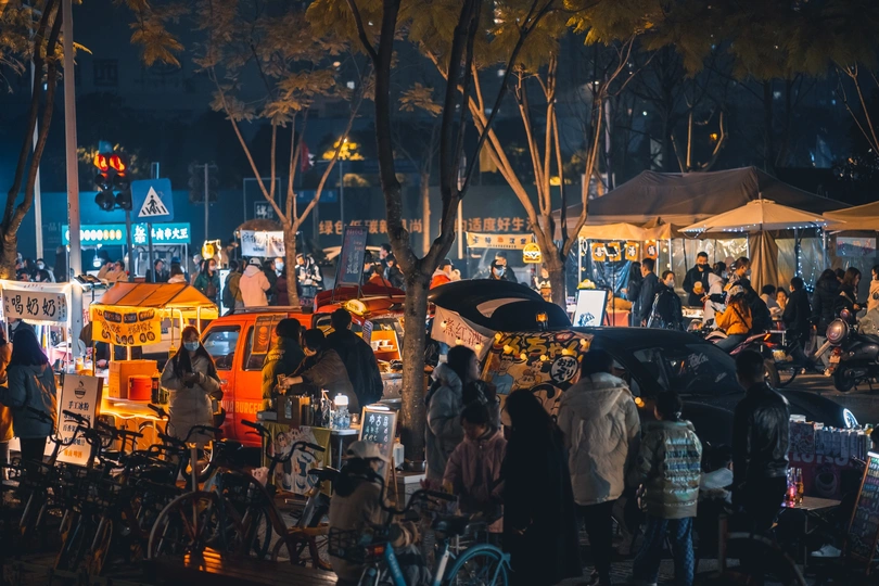 夜晚街道上的人群