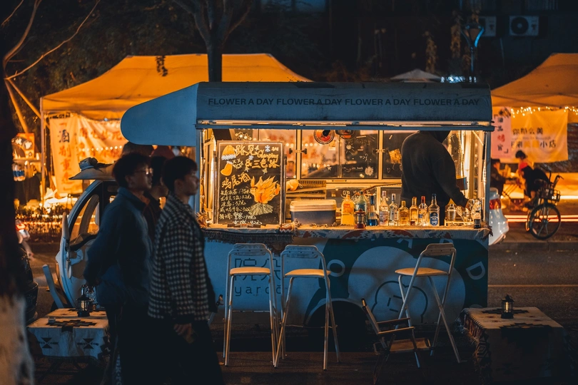 夜晚停在食物卡车外的人们