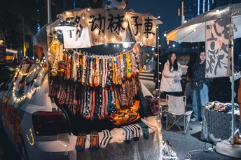 夜晚街道上卖伞的船