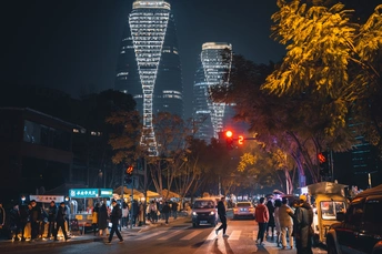 夜晚的城市街道 高楼林立 人们在街道上行走。