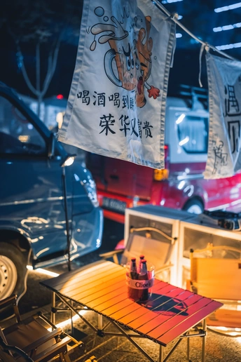 街上的一个带有国旗的表格和一辆停在街上的汽车。