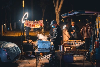 有些人正在街上做饭。