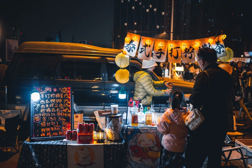 街头小贩在晚上街头售卖食物