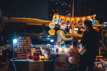 街头小贩在晚上街头售卖食物