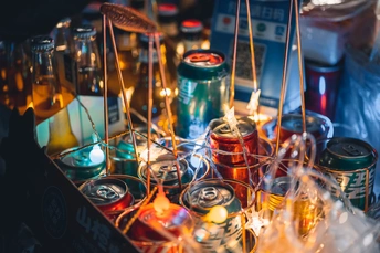 一堆带有不同颜色饮料的罐子